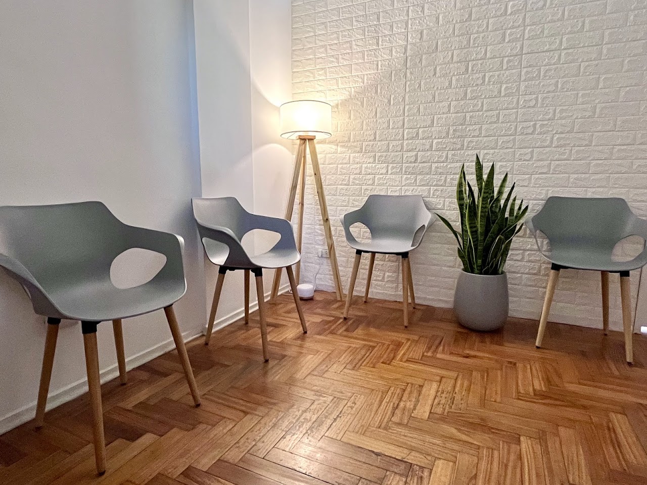 Sala de espera y recepción confortable de Odontología Vicente López